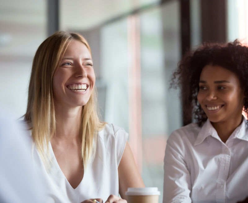 Happy,Young,Businesswoman,Coach,Mentor,Leader,Laughing,At,Funny,Joke Cours de conversation en langues étrangères pour échanger et progresser dans la langue à l'oral