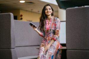 Coaching en langues pour les professionnels exigeants Coaching en langues pour les professionnels la photo montre une cadre en qui envoi un message