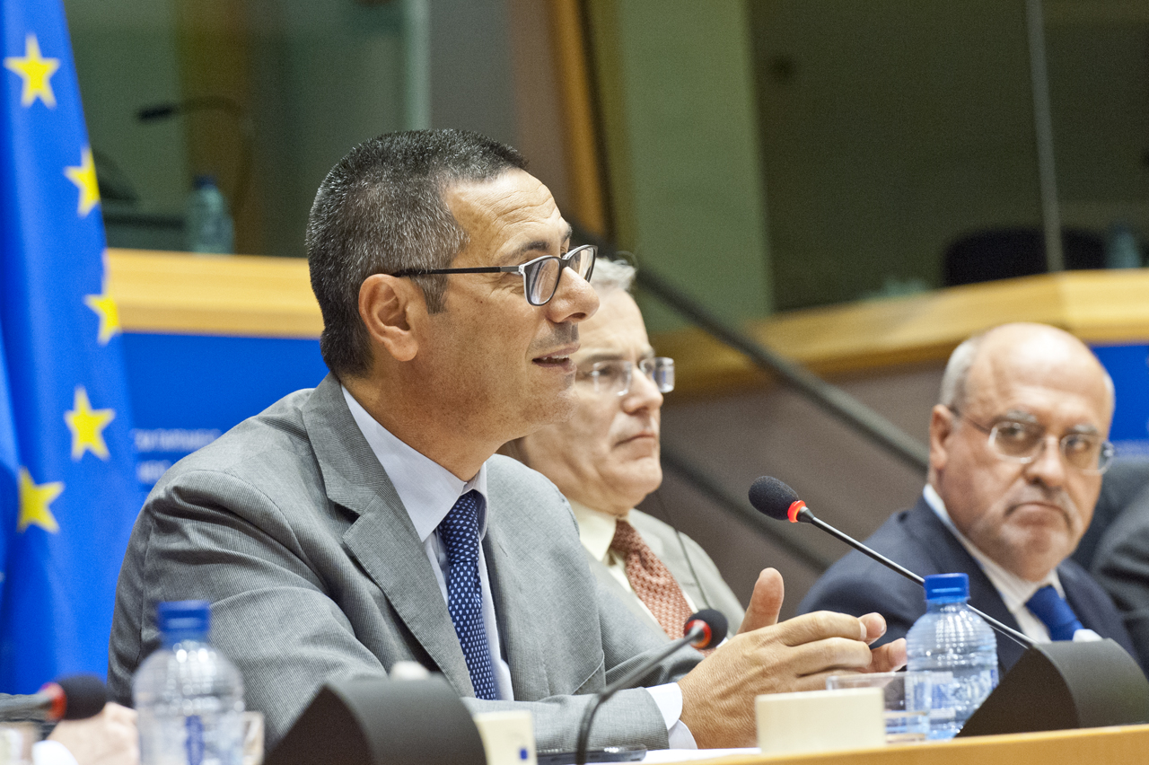 Un homme politique européen s’exprime lors de négociations internationales Un homme politique européen s'exprime lors de négociations internationales
